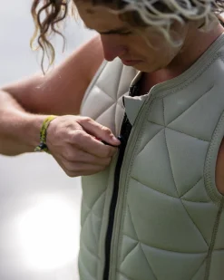 Foow ove nor oney en' Ipact Vet - Khaki<Follow Wake Sale